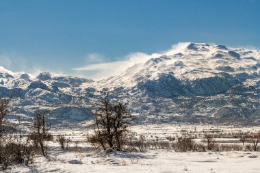 Antalya - Fethiye karayolu boyunca rüzgarlı zirvesi olan karlı dağ sıraları 