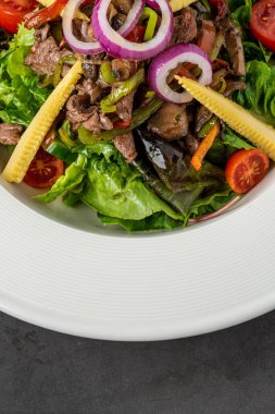 Biftek salatası, baharatlı biftek salatası, Tayland usulü yemek.