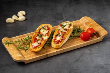 Kirazlı domates, mozzarella ve ahşap tahtada fesleğen. Caprese salatası.