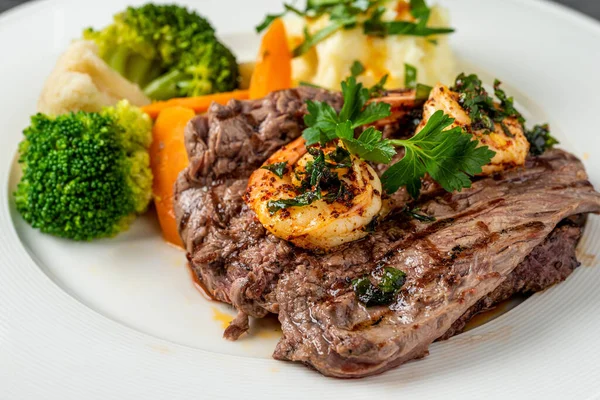 Köstliche Saftige Gegrillte Steaks Und Garnelen Mit Gegrilltem Brokkoli Und — Stockfoto