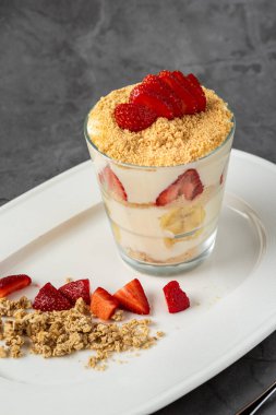 Çilekli ve kremalı manolya pudingi.