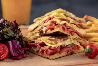 Bazlama adı verilen Türk tostu, taş masada Türk sosisi ve peyniri, Bazlama tostu..