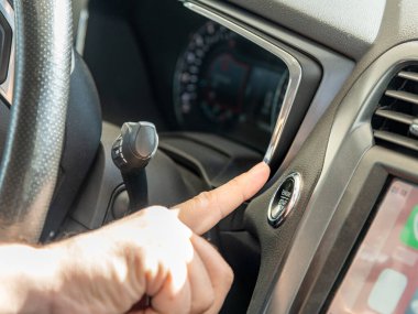 Otomobil başlatma durdurma sistemi parmaklar düğmeye basılı