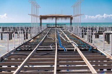 Sahildeki iskelede sezon sonunda tahtalar kaldırıldı..