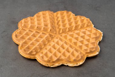 Karanlık bir taş zemin üzerinde tek kalp waffle 'ı.