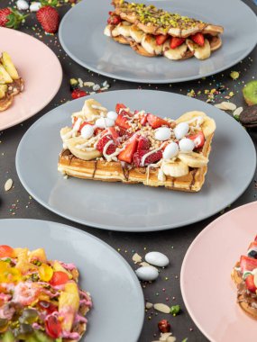 Kare, kalp ve kabarcık şeklinde üç farklı waffle..