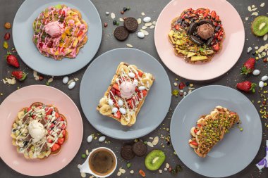 Kare, kalp ve kabarcık şeklinde üç farklı waffle..