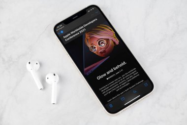 Antalya, Türkiye - 31 Mart 2021: Apple iPhone 12 'de Apple Worldwide Developers Conference WWDC' nin son duyurusu hakkında