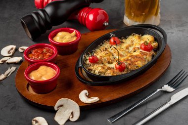 Fırında mantar, peynirli, maydanozlu ve siyah kasede kavrulmuş sarımsaklı.. 