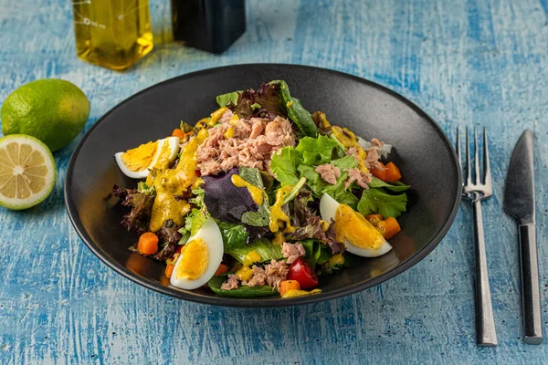 Fresh Mediterranean Salad Egg Tuna Fish Black Plate — Stock Photo, Image