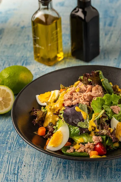 Salade Méditerranéenne Fraîche Avec Oeuf Thon Sur Une Assiette Noire — Photo