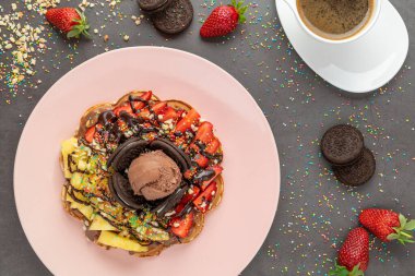 Kalp waffle 'ı ananaslı ve çilekli, şekerli ve dondurmalı..