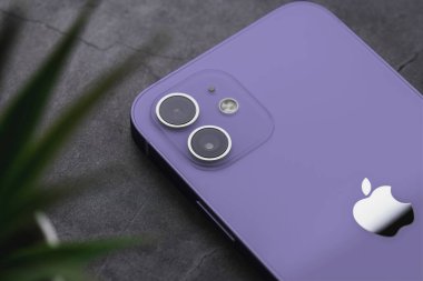 Antalya, Türkiye - 06 Mayıs 2021: Yeni iPhone 12 mor akıllı telefon