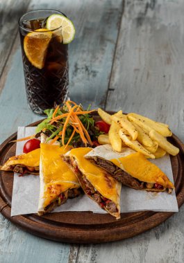 Tahta masada et, peynir ve biberli Meksika quesadilla 'sı.