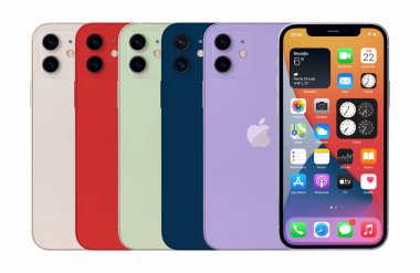 Antalya, Türkiye - 11 Mayıs 2021: Yeni çıkan iPhone 12 farklı açılarla çok renkli modelleme seti