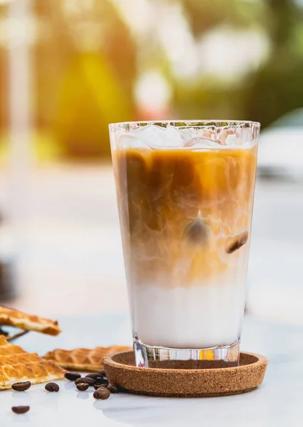 Menyegarkan Kopi Latte Dalam Gelas Dengan Wafel Jantung Dan Biji — Stok Foto