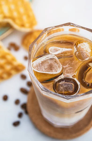 Menyegarkan Kopi Latte Dalam Gelas Dengan Wafel Jantung Dan Biji — Stok Foto