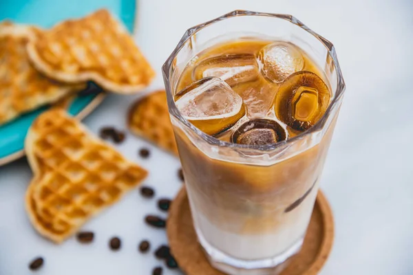 Buzlu Kahveyi Kalp Waffle Kahve Çekirdekleri Ile Birlikte Bardakta Tazeliyorum — Stok fotoğraf