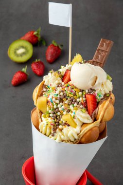 Dondurma, meyve, çikolata sosu ve renkli şekerli Hong Kong ya da balonlu waffle