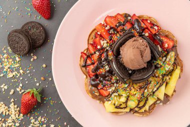 Kalp waffle 'ı ananaslı ve çilekli, şekerli ve dondurmalı..