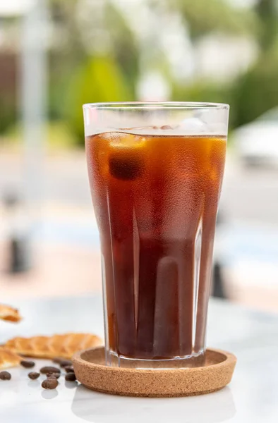 Secangkir Kopi Iced Americano Dengan Batu Ditempatkan Meja Marmer Sebuah — Stok Foto