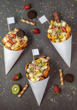Dondurma, meyve, çikolata sosu ve renkli şekerli Hong Kong ya da balonlu waffle