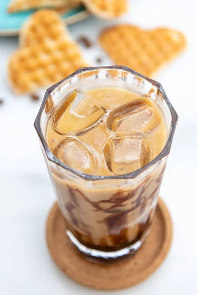 Karamel Şuruplu Uzun Bir Bardakta Buzlu Karamel Latte Kahve — Stok fotoğraf