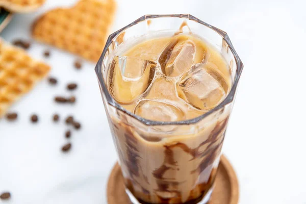 Karamel Şuruplu Uzun Bir Bardakta Buzlu Karamel Latte Kahve — Stok fotoğraf
