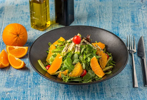 Salade Pourpre Avec Orange Quinoa Sur Fond Pierre Bleue — Photo