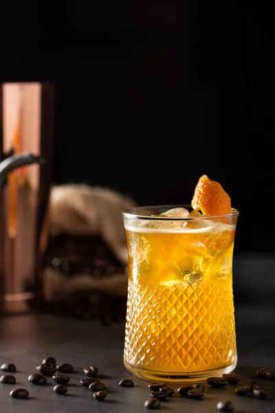 Oranje Koffie Cocktail Donkere Stenen Achtergrond Ondiepe Scherptediepte — Stockfoto