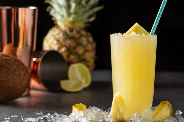 Cocktail Mit Ananas Kokos Und Zitrone Auf Steinhintergrund — Stockfoto