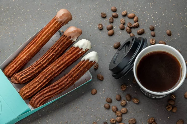 Pemandangan Atas Dari Mengambil Kopi Sebelah Coklat Diisi Dan Churros — Stok Foto