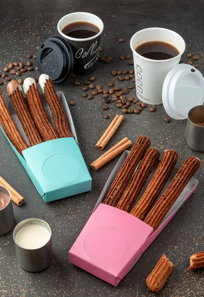 Bovenaanzicht Van Take Away Koffie Naast Chocolade Gevuld Gewoon Churros — Stockfoto