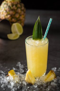 Ananas, hindistan cevizi ve limonlu kokteyl.
