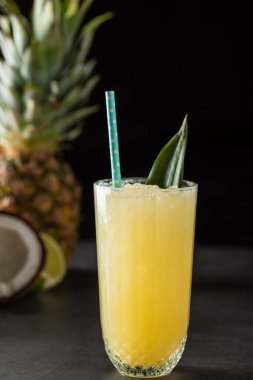Ananas, hindistan cevizi ve limonlu kokteyl.
