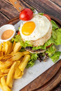 Yumurta, pilav ve ahşap arka planda kızarmış patates. 