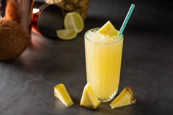 Cocktail Com Abacaxi Coco Limão Sobre Fundo Pedra — Fotografia de Stock