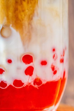 Tahta arka planda taze boba köpüklü çay bardakları..