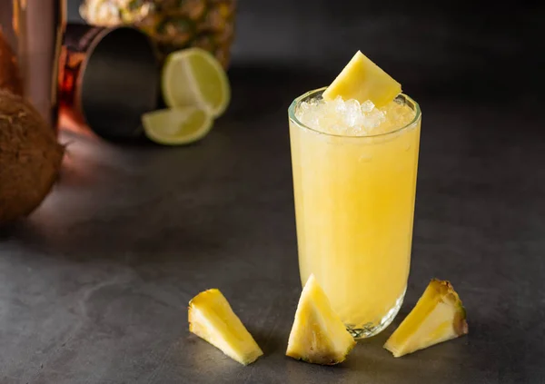 Cocktail Med Ananas Kokos Och Citron Sten Bakgrund — Stockfoto