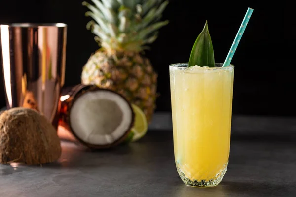 Cocktail Met Ananas Kokosnoot Citroen Stenen Ondergrond — Stockfoto