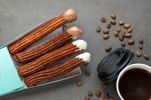 Bovenaanzicht Van Take Away Koffie Naast Chocolade Gevuld Gewoon Churros — Stockfoto