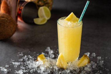 Ananas, hindistan cevizi ve limonlu kokteyl.