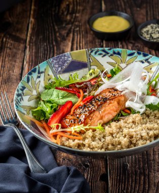 Kahverengi kasede kinoa salatası ile ızgara somon..