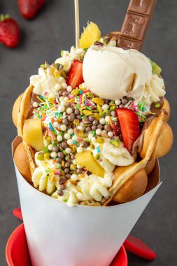 Dondurma, meyve, çikolata sosu ve renkli şekerli Hong Kong ya da balonlu waffle