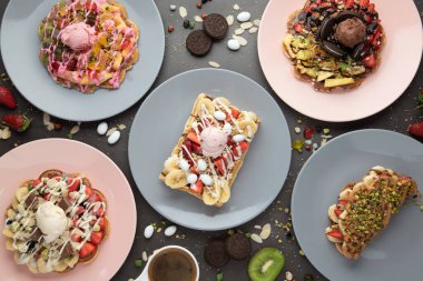 Kare, kalp ve kabarcık şeklinde üç farklı waffle..