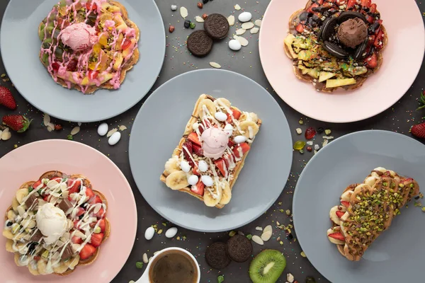 Kare, kalp ve kabarcık şeklinde üç farklı waffle..