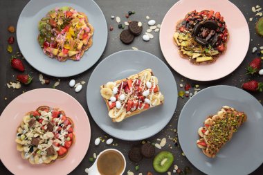 Kare, kalp ve kabarcık şeklinde üç farklı waffle..