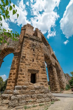 Türkiye 'nin Antalya kentindeki Aspendos antik kentinde su kemerleri.