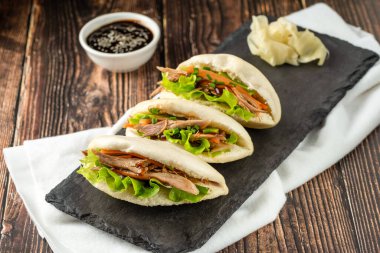 Gua bao, et ve sebzeli buğulanmış çörekler. Asya mutfağı