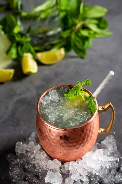 Moskauer Maultiercocktail Kupferbecher Mit Limette Ingwerbier Wodka Und Minzgarnitur — Stockfoto